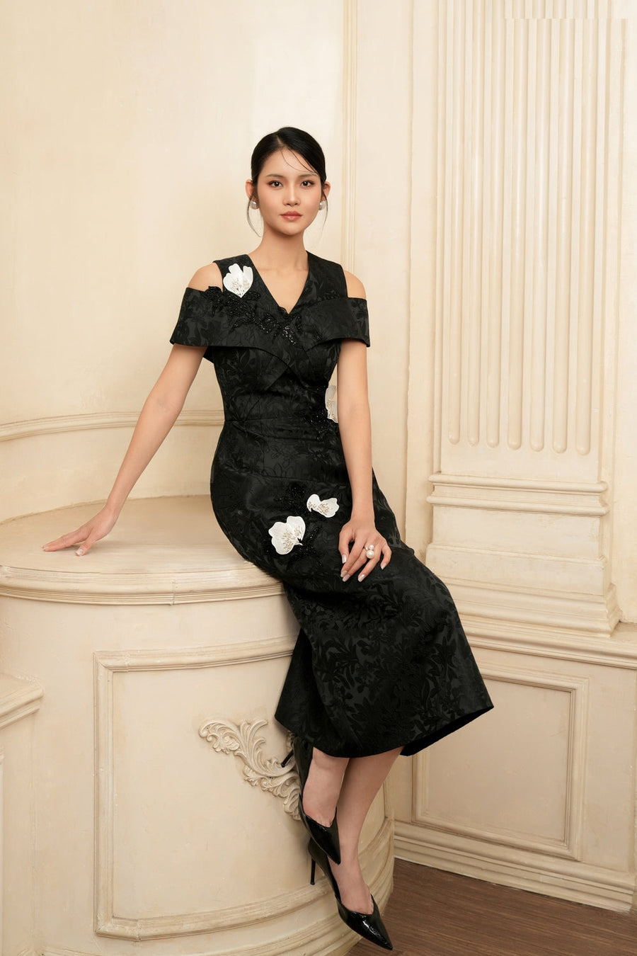 Vera A-line Cold Shoulder Sleeved Jacquard Midi Dress 5