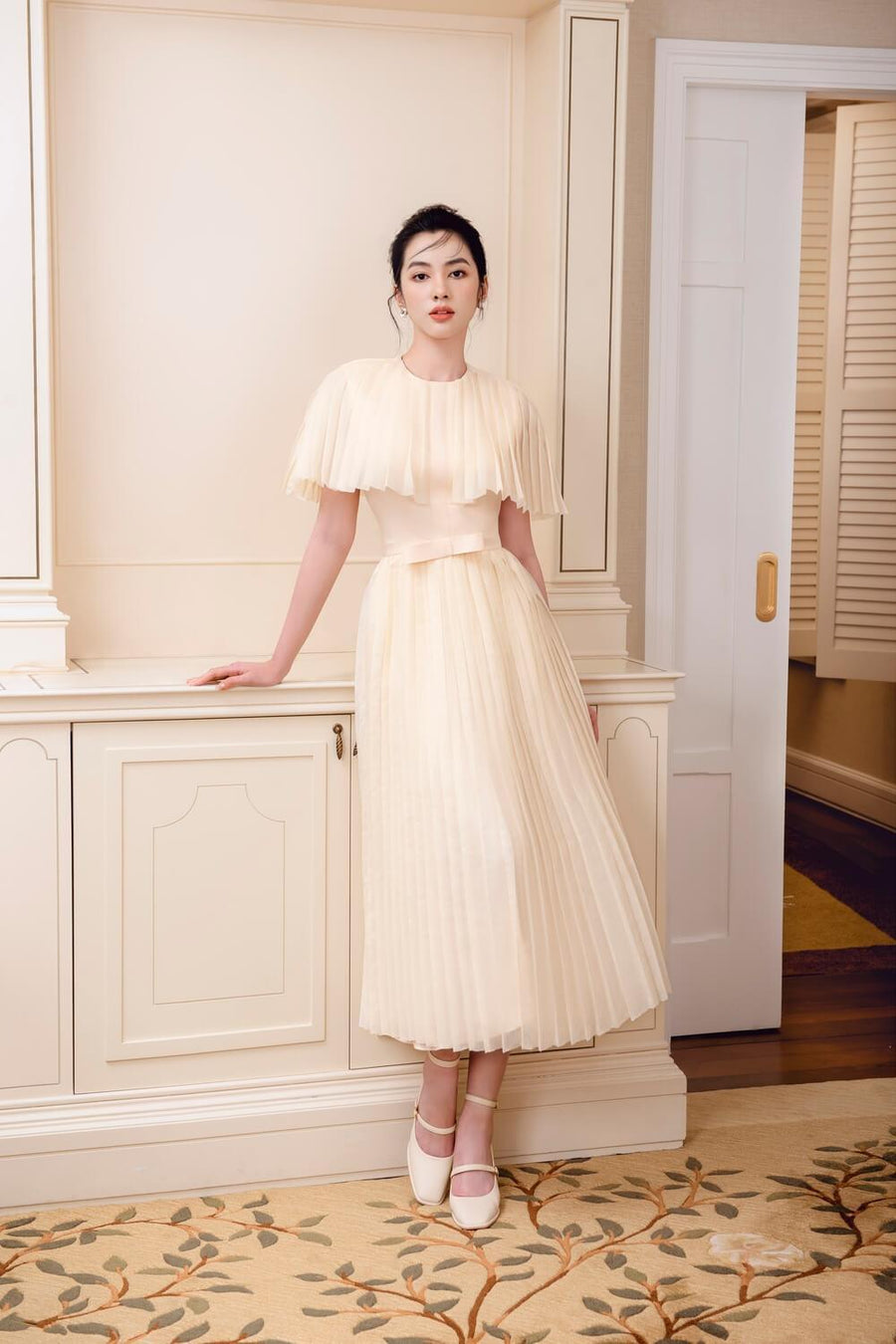 Angle Pleated Cape Shoulder Taffeta Midi Dress Midi Dress Larmes