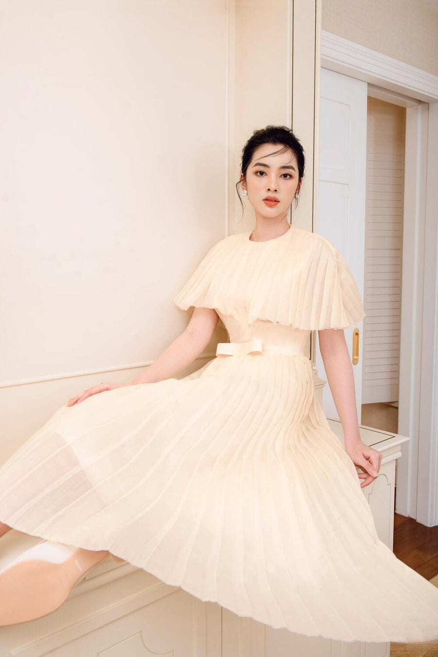 Angle Pleated Cape Shoulder Taffeta Midi Dress Midi Dress Larmes