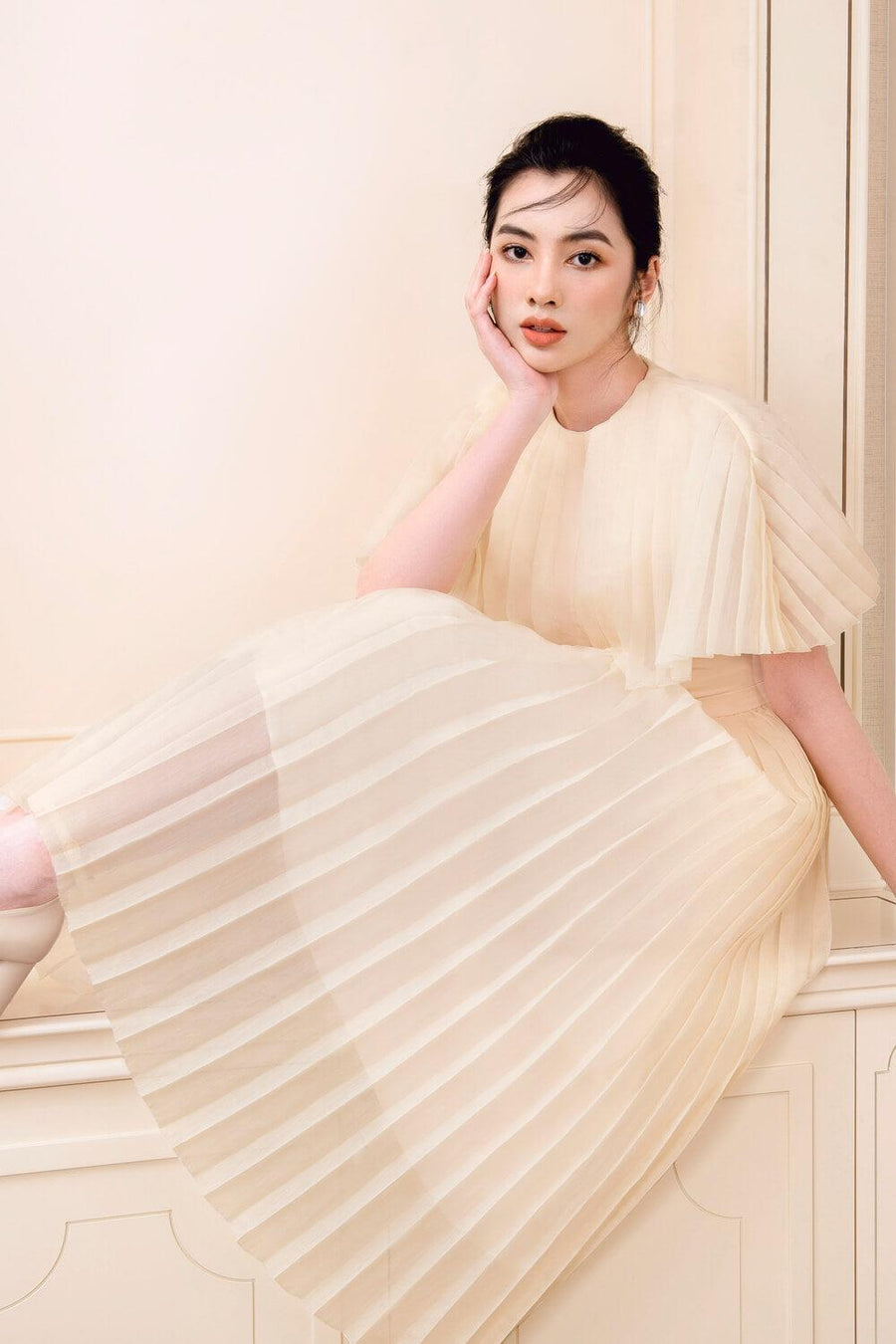 Angle Pleated Cape Shoulder Taffeta Midi Dress Midi Dress Larmes