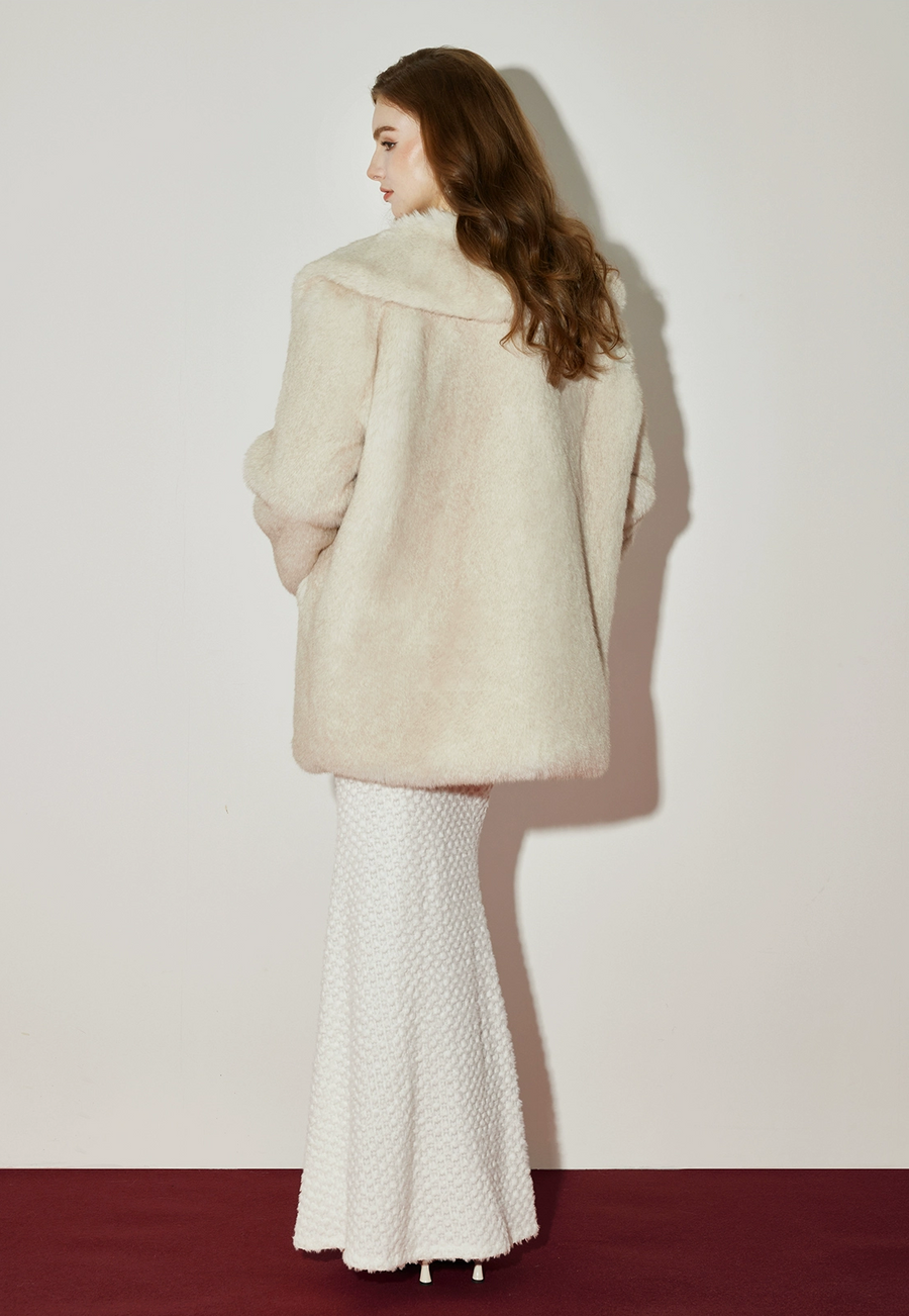 Cassie Eco creates a winter atmosphere with fox fur and eco friendly fur RESSALINA